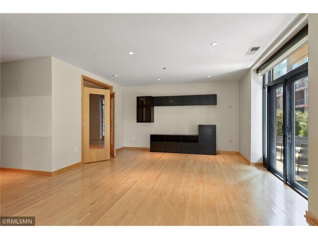 Foto del edificio - 3116 W Lake St
