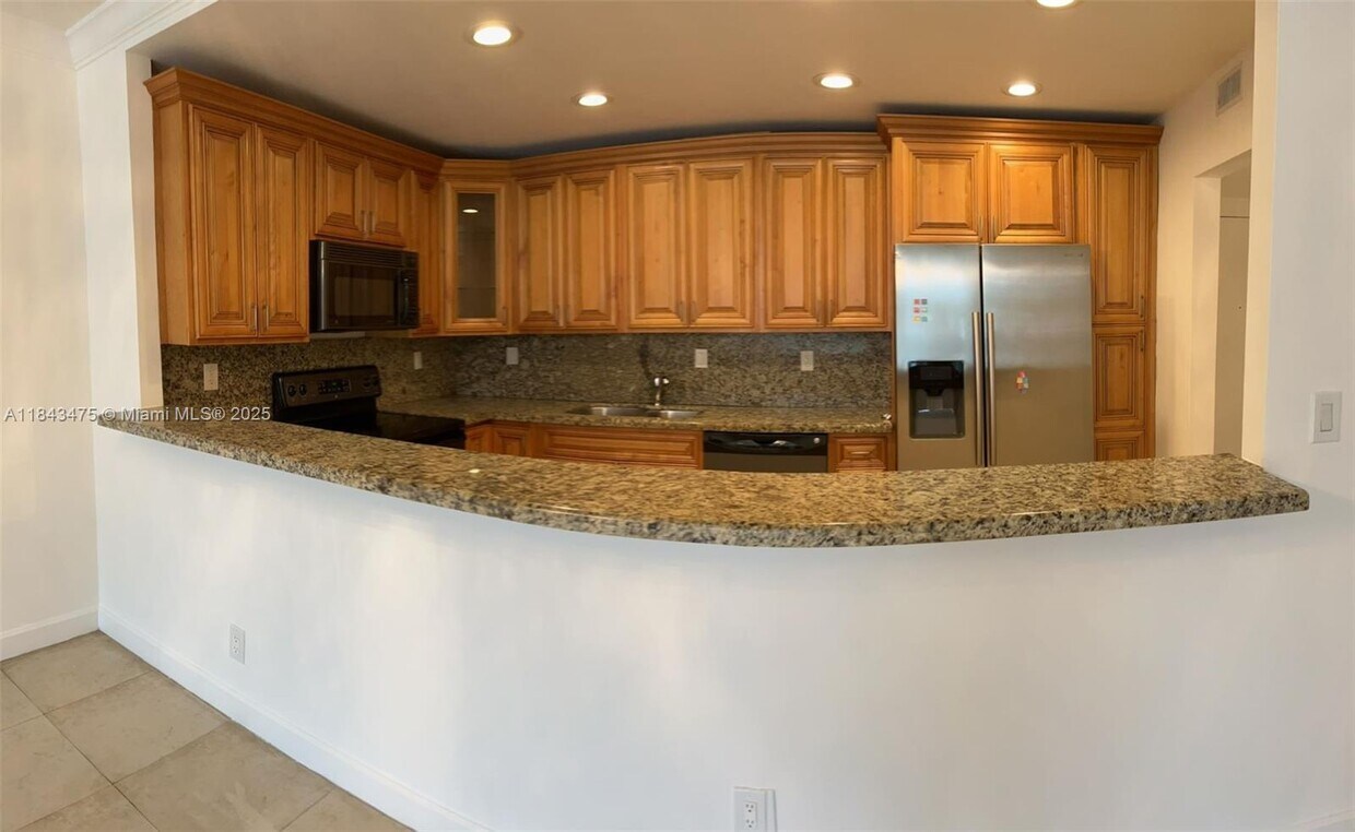 Foto principal - 19390 Collins Ave