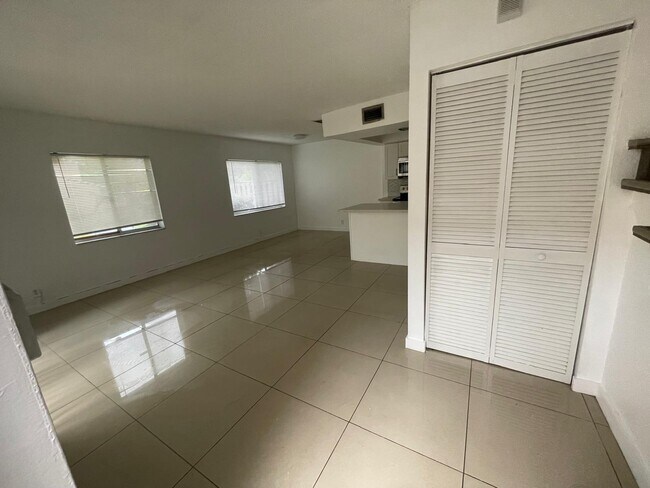 Foto del edificio - 5702 NW 21st St