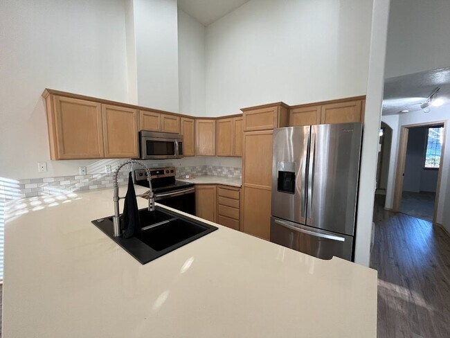 Foto del edificio - Roomy 3bd/2.5ba Townhome in Desirable Happ...