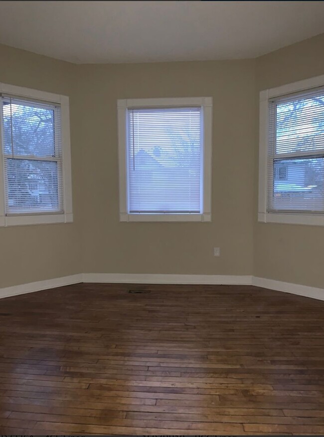 Building Photo - Spacious 4 Bedroom 1.5 Bathroom Townhouse