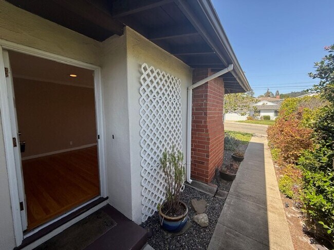 Foto del edificio - 3-Bedroom Ranch Style Home in El Sobrante ...