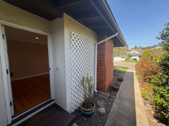Building Photo - RENTED - 3 Bedroom Ranch Style Home in El ...