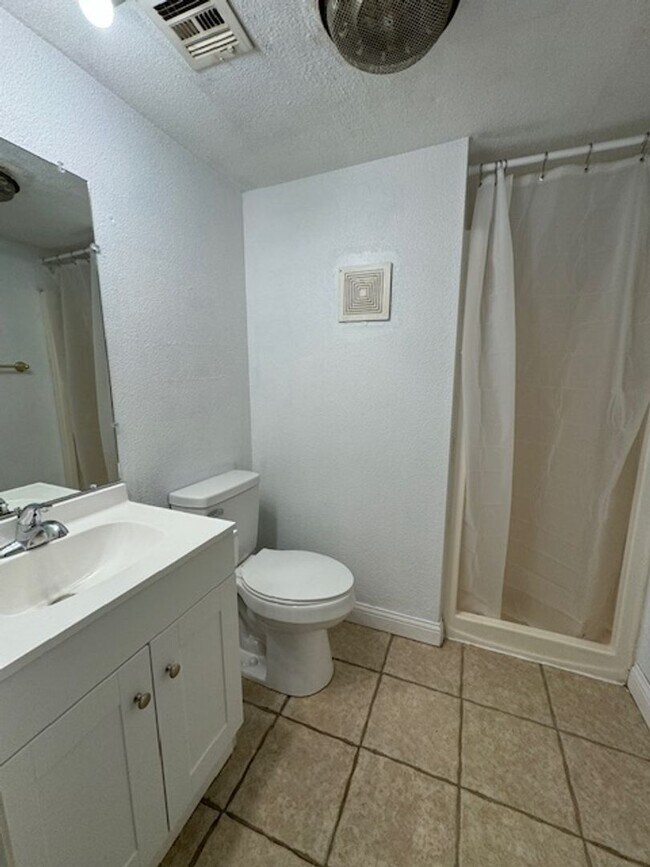Building Photo - All New Inside, 3 bed 2 bath , no carpet, ...