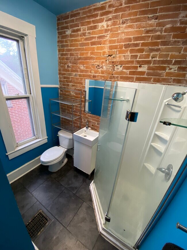 Baño - 1122 N 10th St