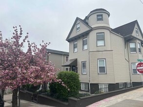 Building Photo - 437 Bramhall Ave
