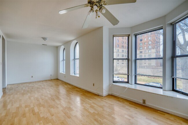 Foto del edificio - 4390 McPherson Ave