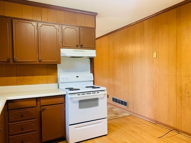 Building Photo - Welcome home! 3 bed, 1.5 bath, newly renov...