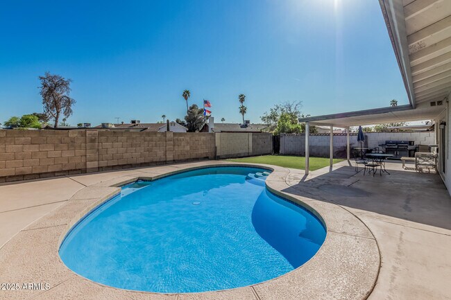 Building Photo - 3741 W Poinsettia Dr