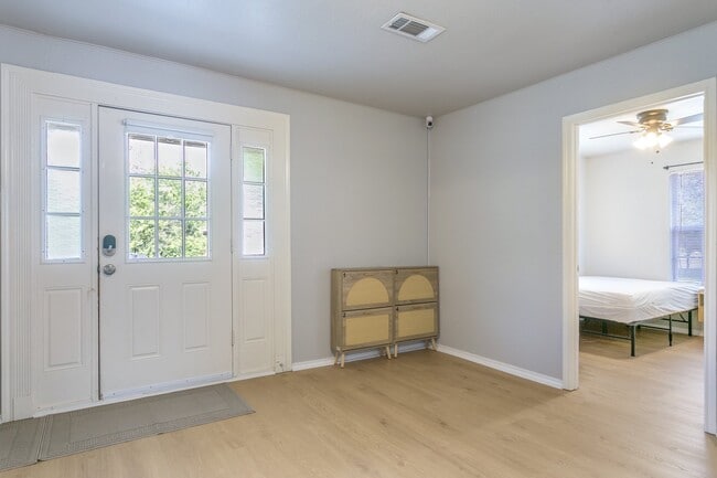 Building Photo - 107 S Crawford St