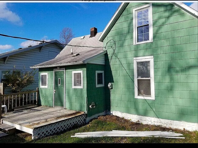 Building Photo - 1402 E Fox St