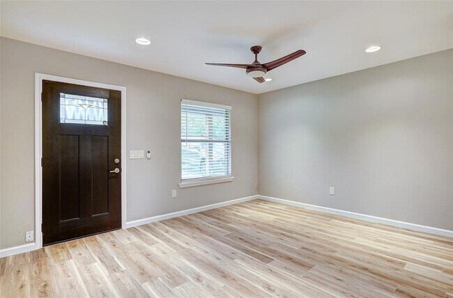 Building Photo - 206 E Powell Ln