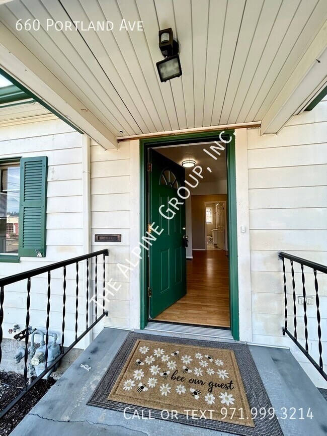 Building Photo - Three Bedrooms + Bonus in Gladstone