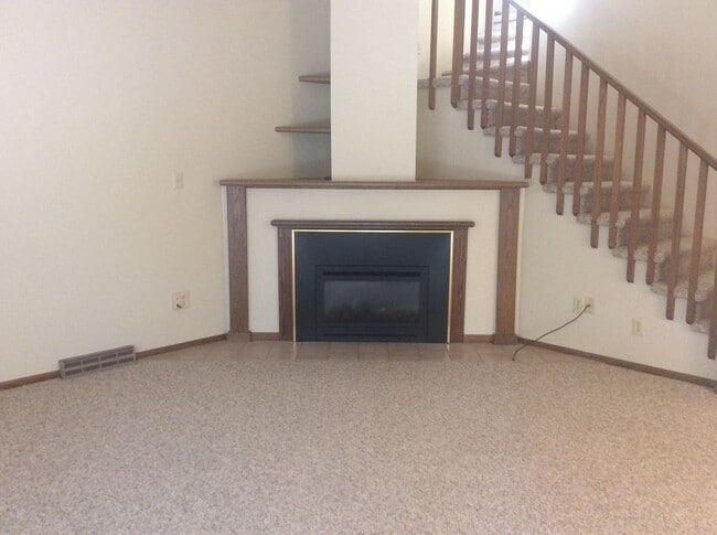 Building Photo - 3 bedroom, 2 bath Condo