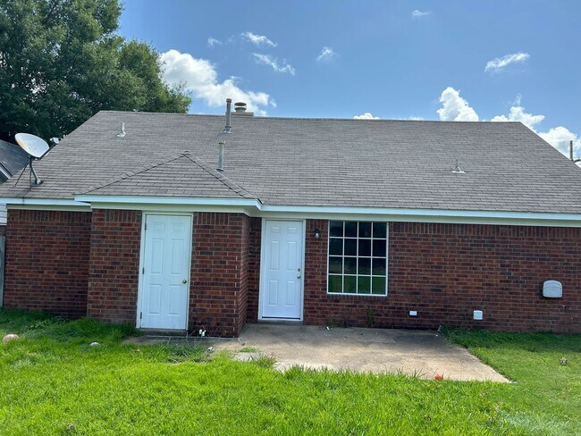 Foto del edificio - 7059 Hampton Dr