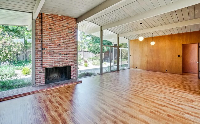 Foto del edificio - Wonderful Atrium Eichler in the Heart of Greenmeadow