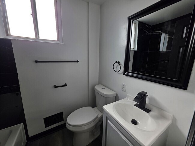 Foto del edificio - Fully Updated 3 bedroom 1 bath house for in the South Side Slopes!