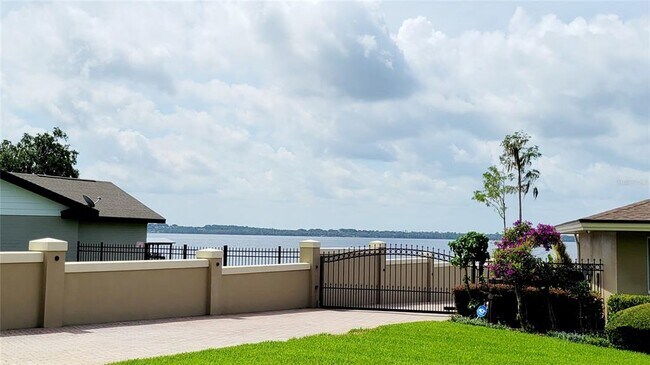 Foto del edificio - 1068 W Lakeshore Dr