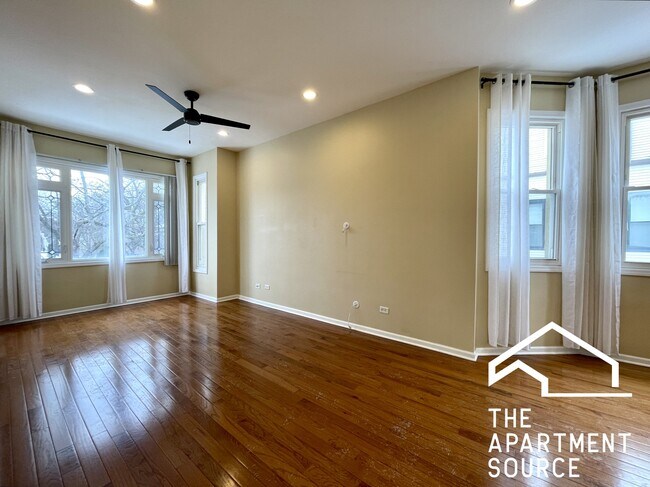 Foto del edificio - 2028 N Hamlin Ave