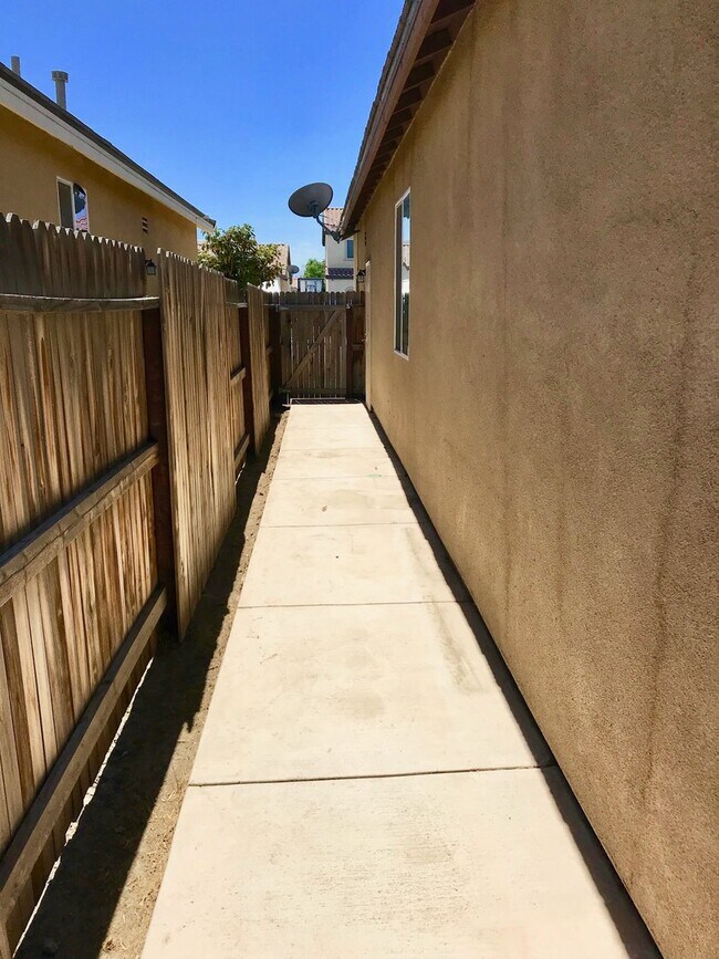 Foto del edificio - MUST SEE!!! Newer Home 4 bedroom 2 Bath Sp...