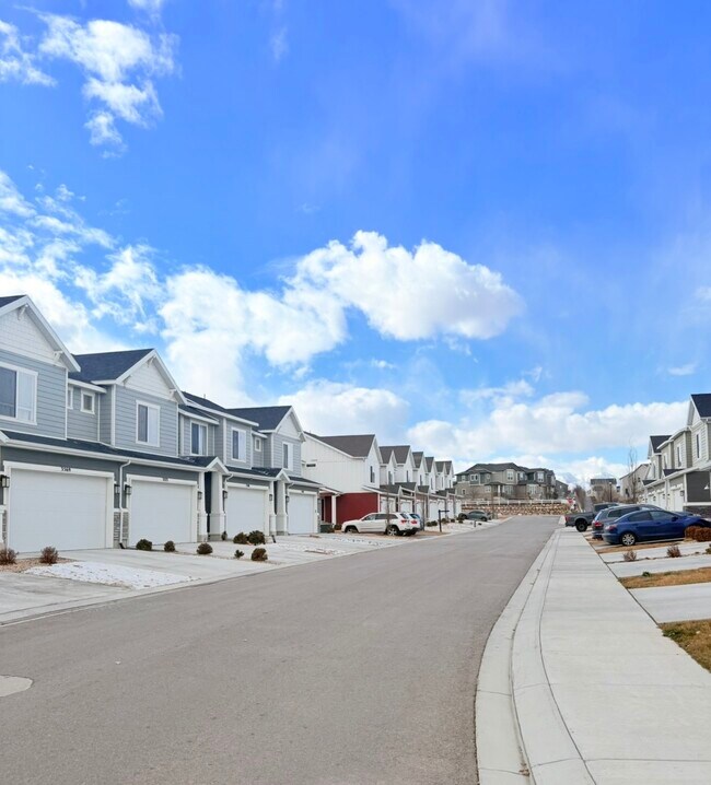 Foto del edificio - 3587 Grassland Dr