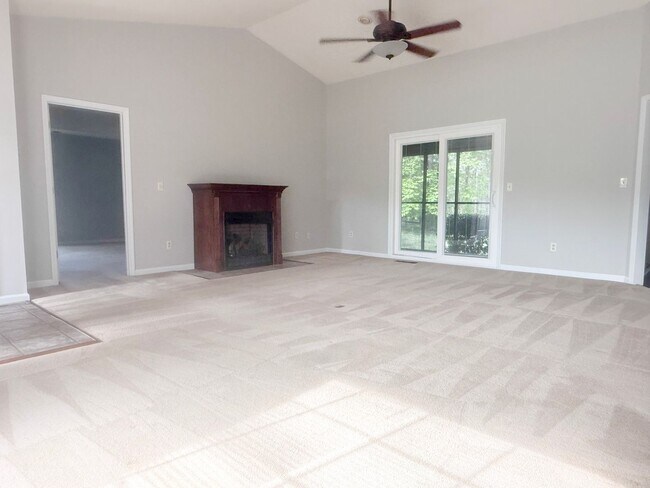 Foto del edificio - 3-Bedroom Home in Cookeville with Sunroom, Fireplace & Fire Pit Area