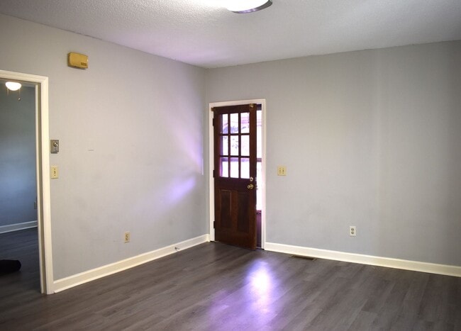 Building Photo - Newly Renovated 1 Bed/1 Bath Quadplex in C...