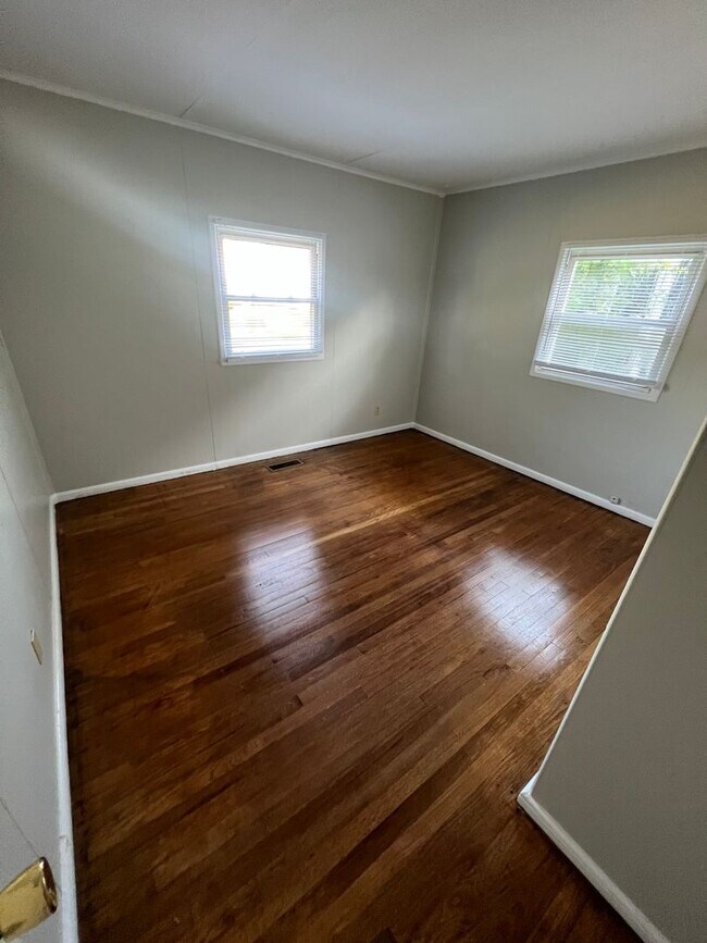 Foto del edificio - SUBLEASE - 2 Bedroom Single Family Home