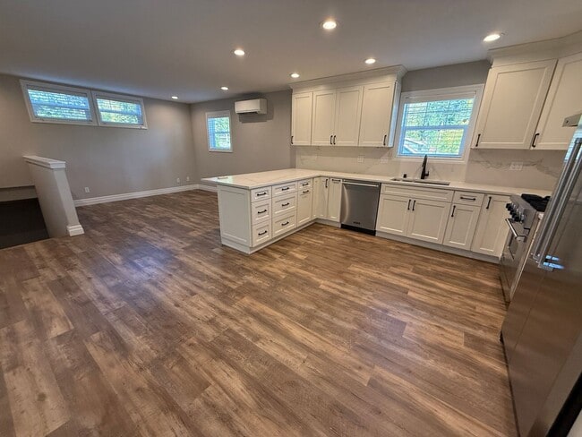 Building Photo - POULSBO - BEAUTIFUL AND BRANDNEW 1 BED 1 BATH