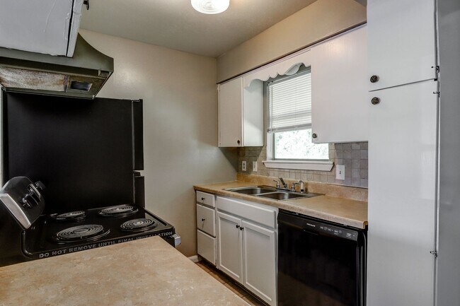 Foto del edificio - COMING SOON: 2 Bedroom 1 Bathroom Triplex
