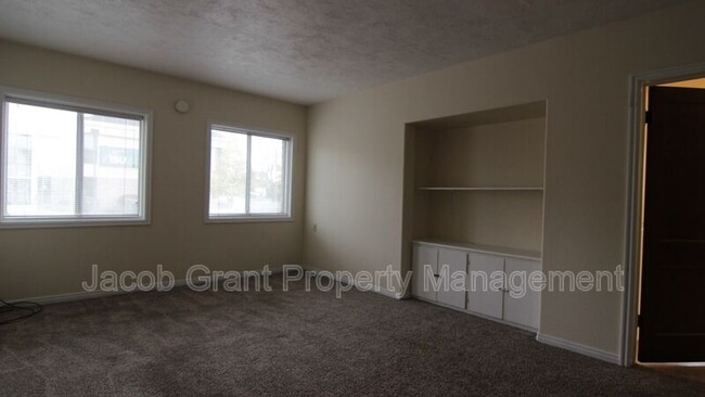 Building Photo - 676 Memorial Dr