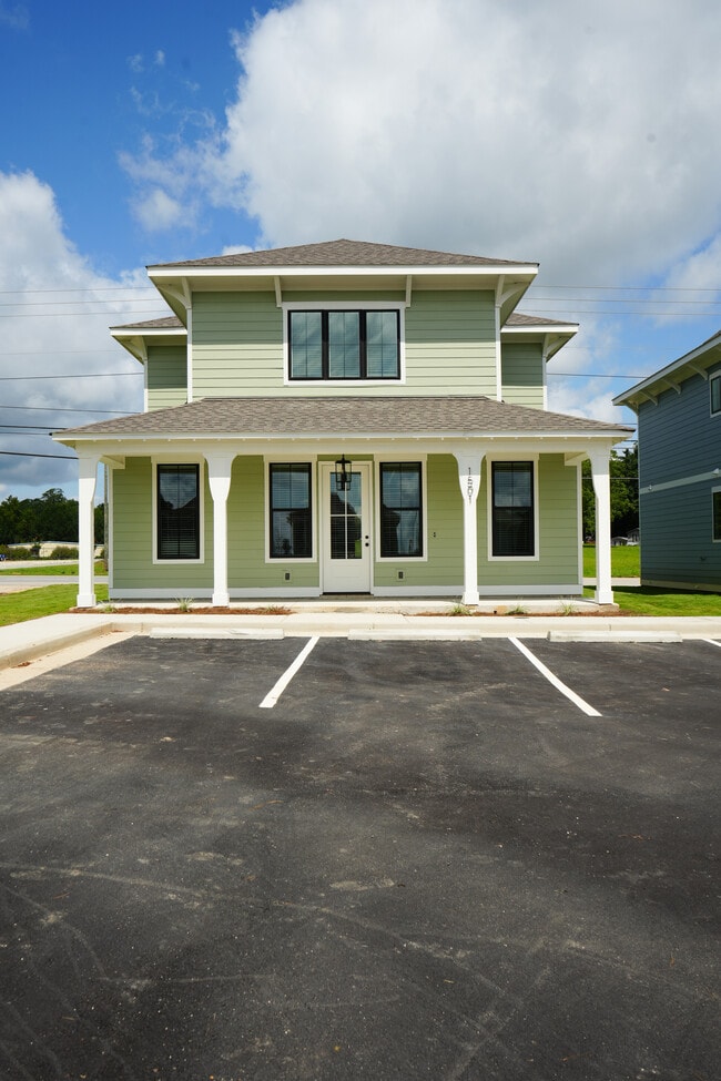 Building Photo - Coach's Corner