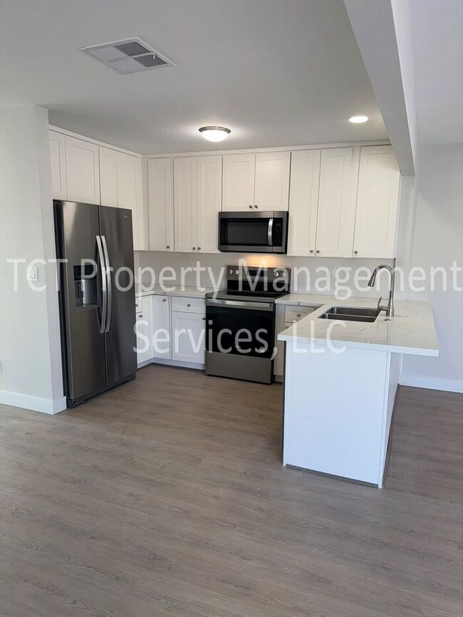 Building Photo - Newly Renovated Home Walking Distance to S...