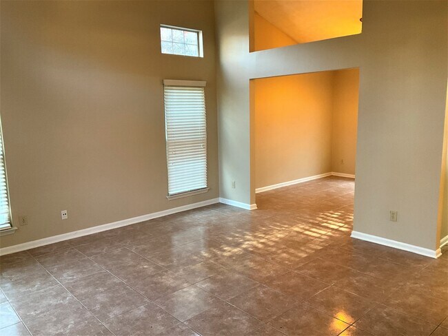 Building Photo - 2416 Windridge Dr NE