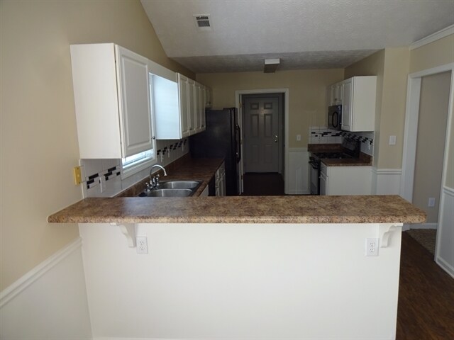 Building Photo - 2880 Camelot Woods Dr