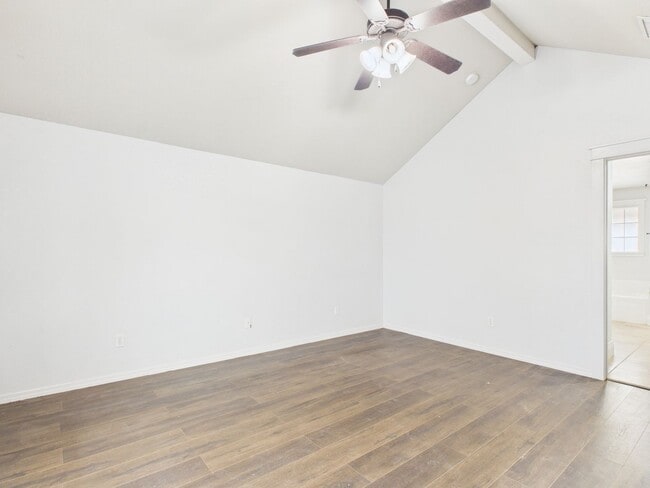 Building Photo - 4/2/2 in City View!