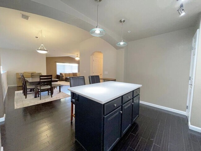Foto del edificio - Modern 2 Bed/2 Bath Townhome with Pool Access & Attached Garage - Available June 1