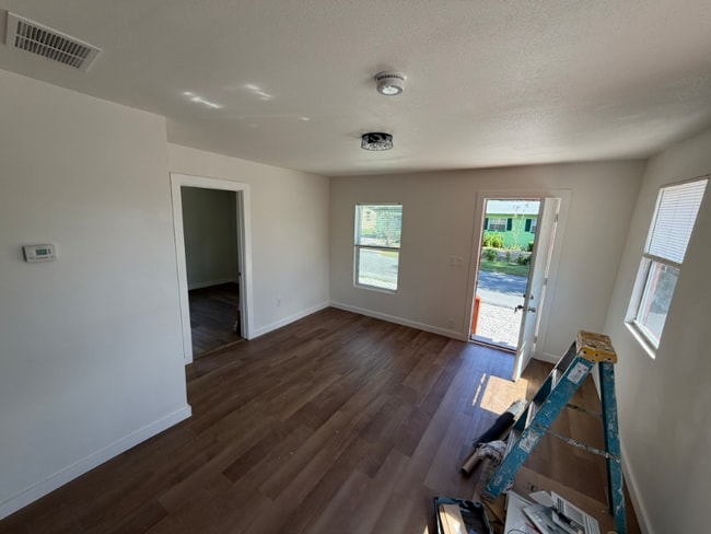 Building Photo - 616 SE 13th Terrace