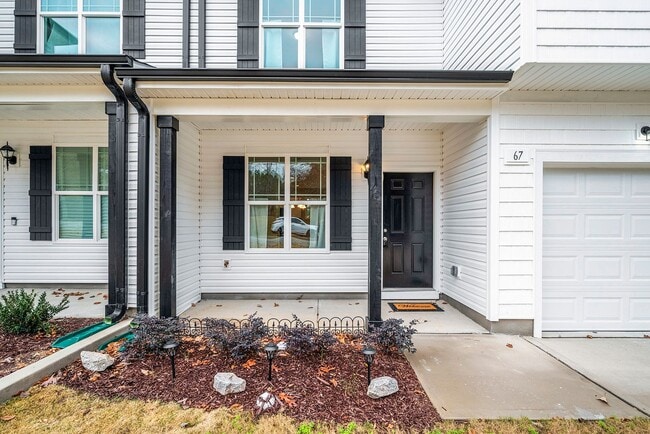 Building Photo - MOVE IN READY! 4 bedroom 2.5 bathroom town...