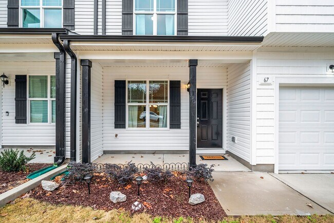 Foto del edificio - MOVE IN READY! 4 bedroom 2.5 bathroom town...