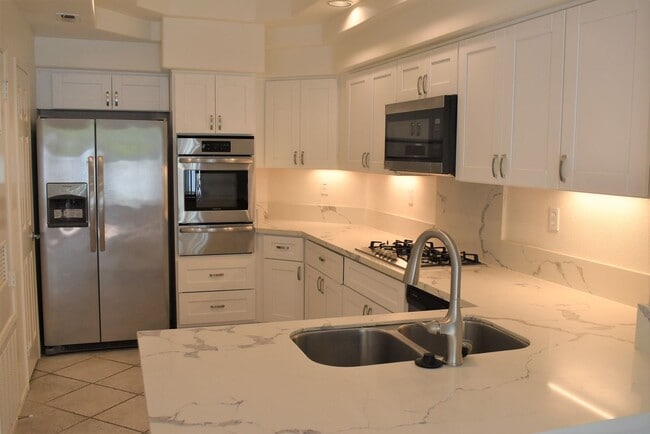 Foto del edificio - 3 Bedroom Townhome in La Jolla Village