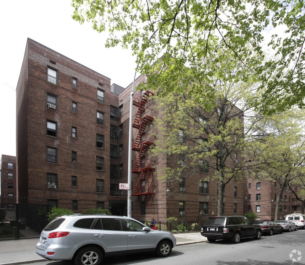 Building Photo - Richelieu Gardens