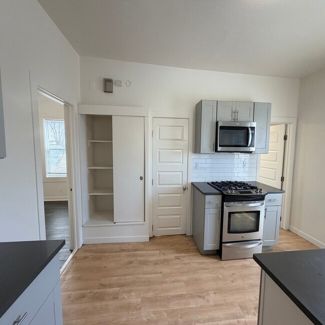 Building Photo - 114 9th Ave