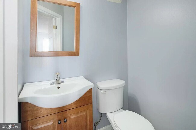 Building Photo - Bright 3 bed 1.5 bath