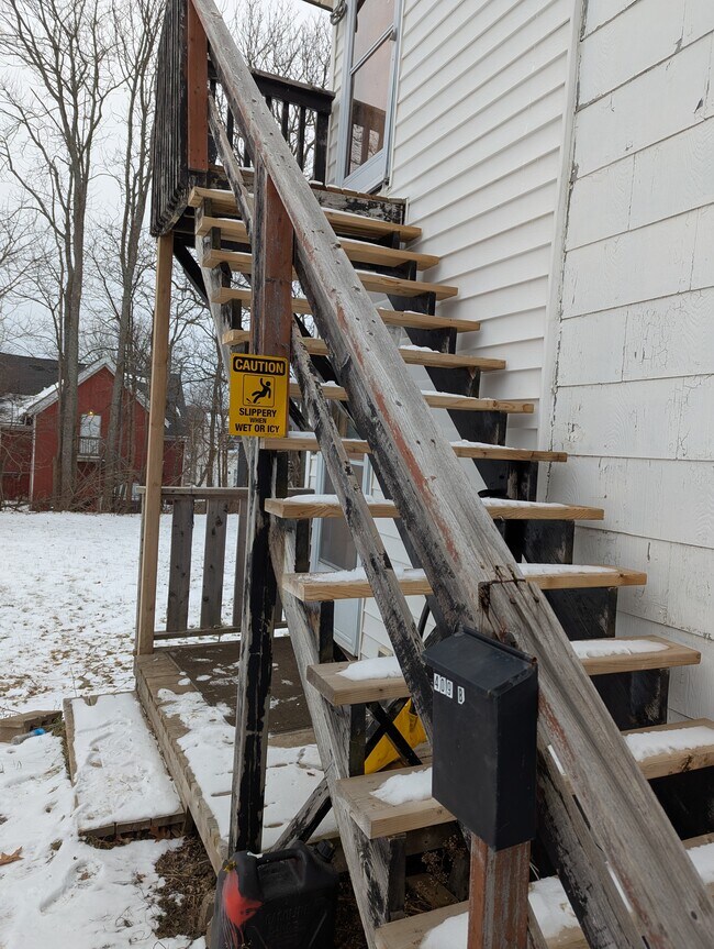 Building Photo - 409 Pleasant St