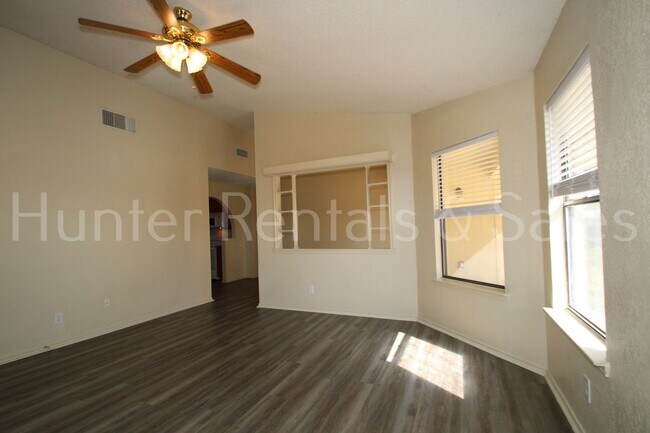 Foto del edificio - Features a Versatile Workshop Shed!