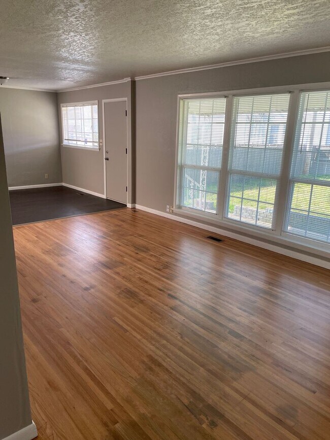 Building Photo - Beautiful 3 bedroom / 2 bath