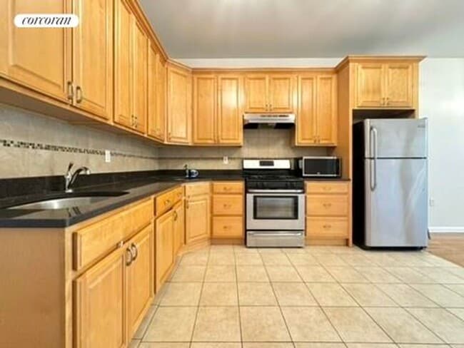 Building Photo - 247 Troy Ave