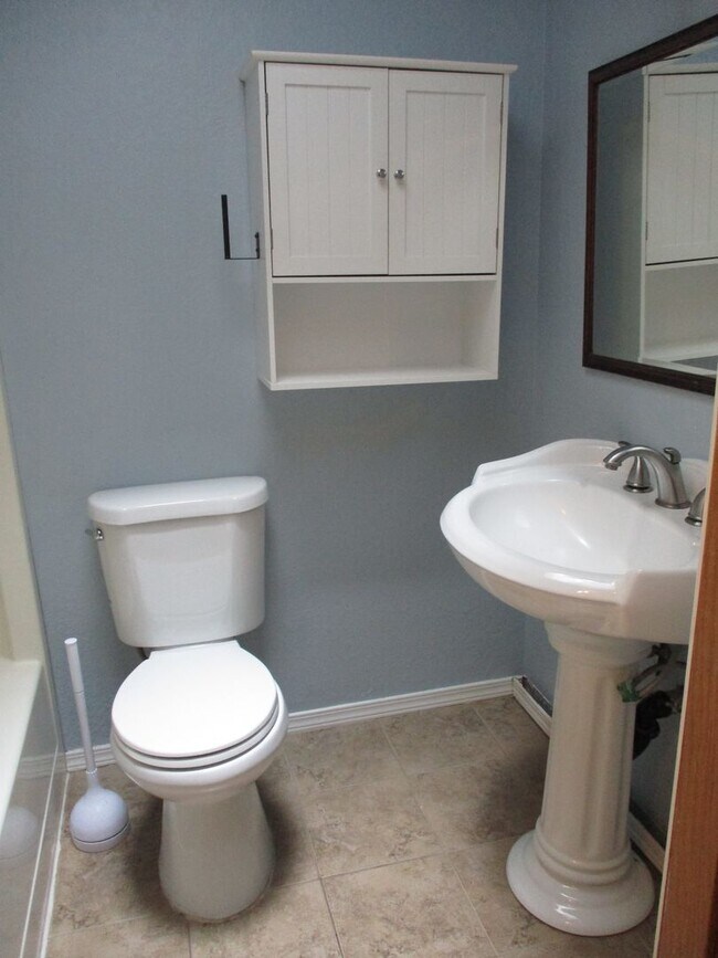 Foto del edificio - Split Level 3 Bedroom 2.25 Bath on Peacock...