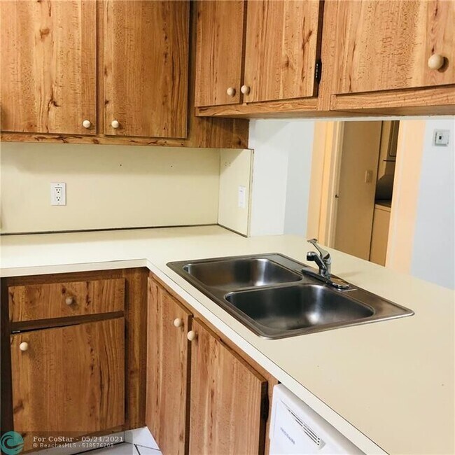 Building Photo - 207 Lake Pointe Dr
